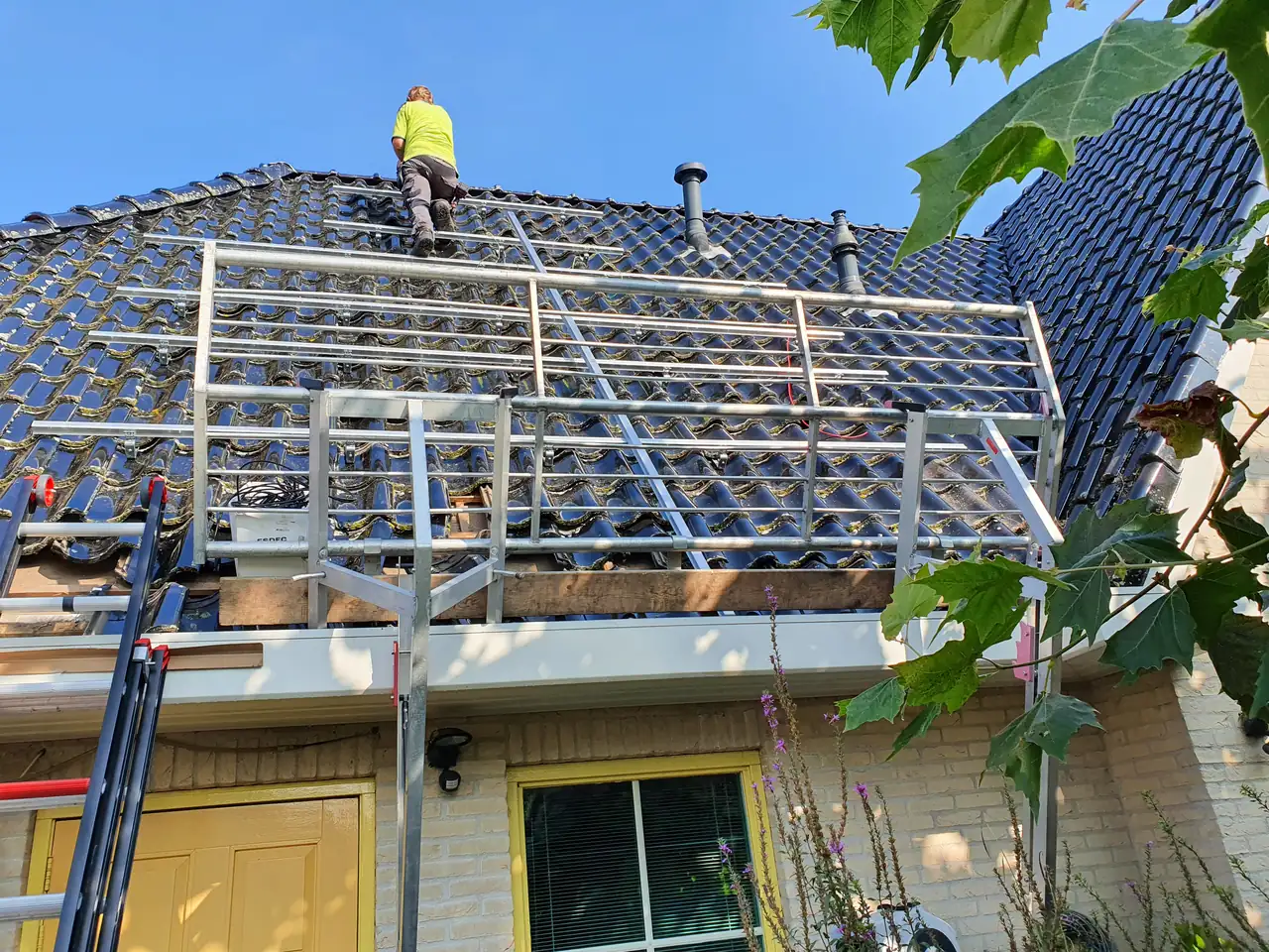 Monteur aan het werk op een dak met zonnepanelen