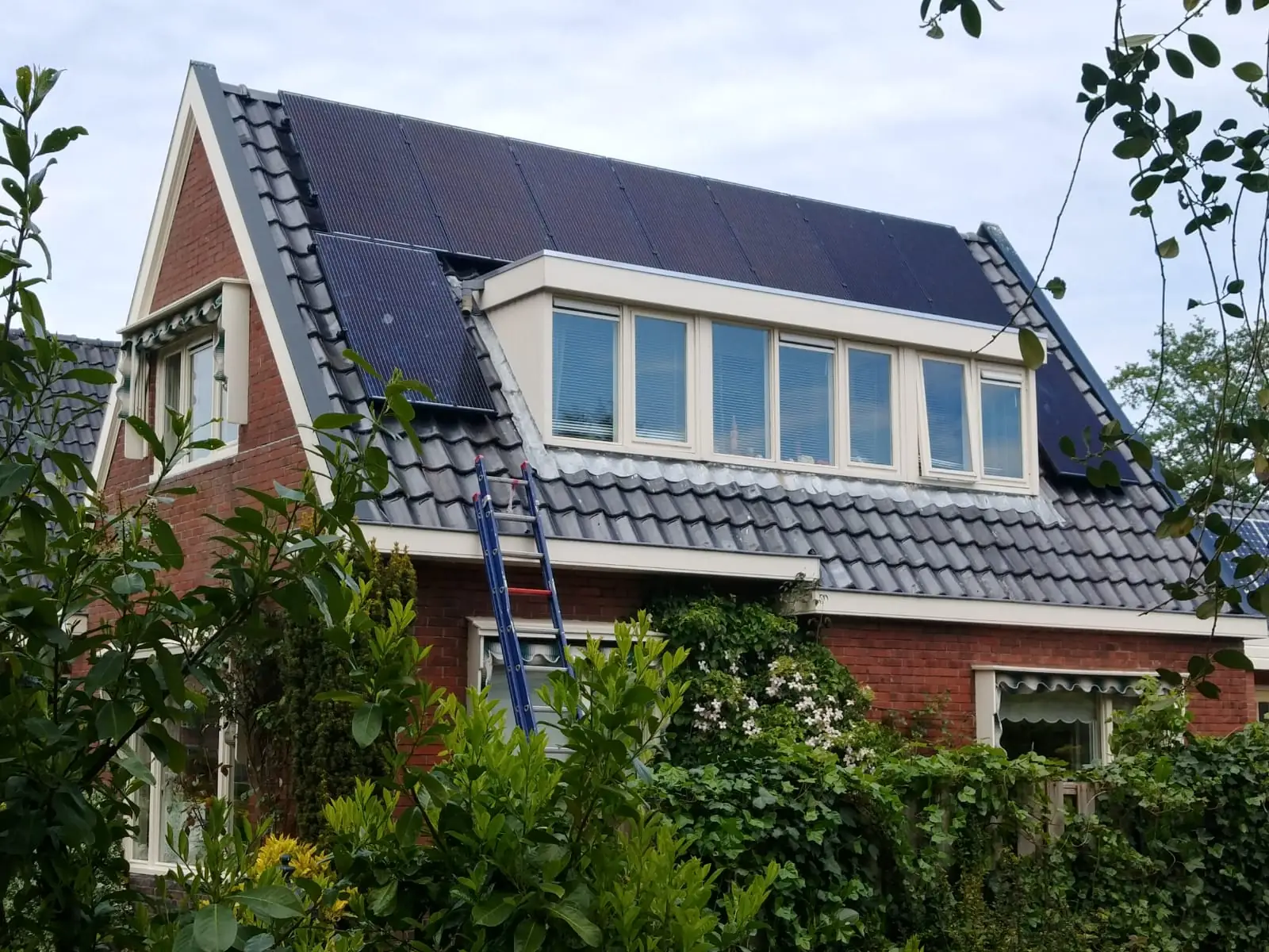 Woning met zonnepanelen en een brede dakkapel